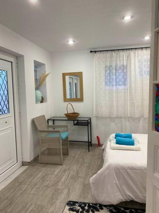 A Modern Farmhouse With Big Garden Trapeza  Luaran gambar