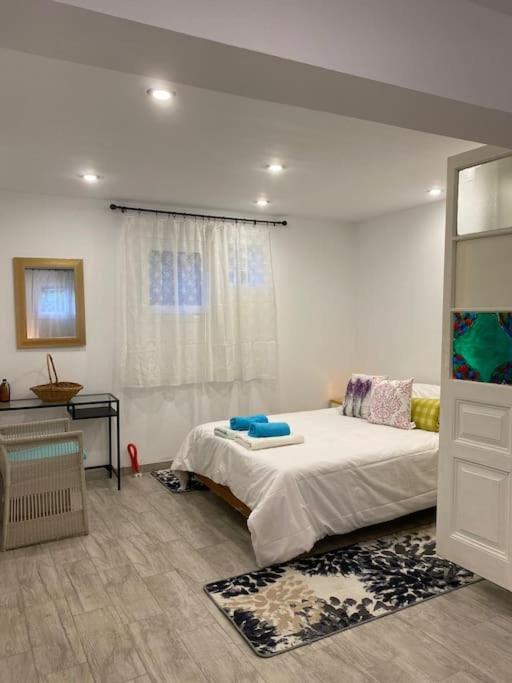 A Modern Farmhouse With Big Garden Trapeza  Luaran gambar
