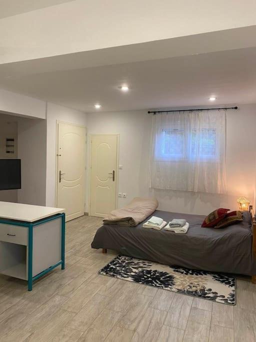 A Modern Farmhouse With Big Garden Trapeza  Luaran gambar