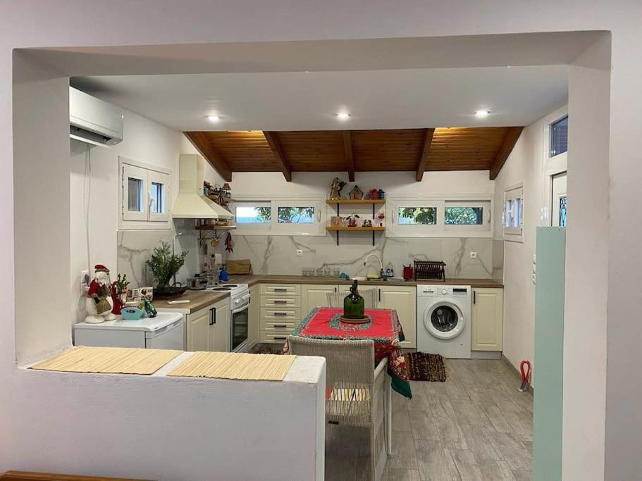 A Modern Farmhouse With Big Garden Trapeza  Luaran gambar
