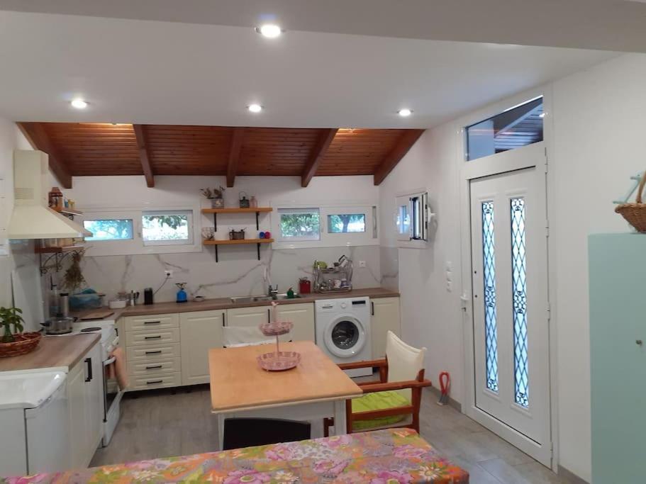 A Modern Farmhouse With Big Garden Trapeza  Luaran gambar