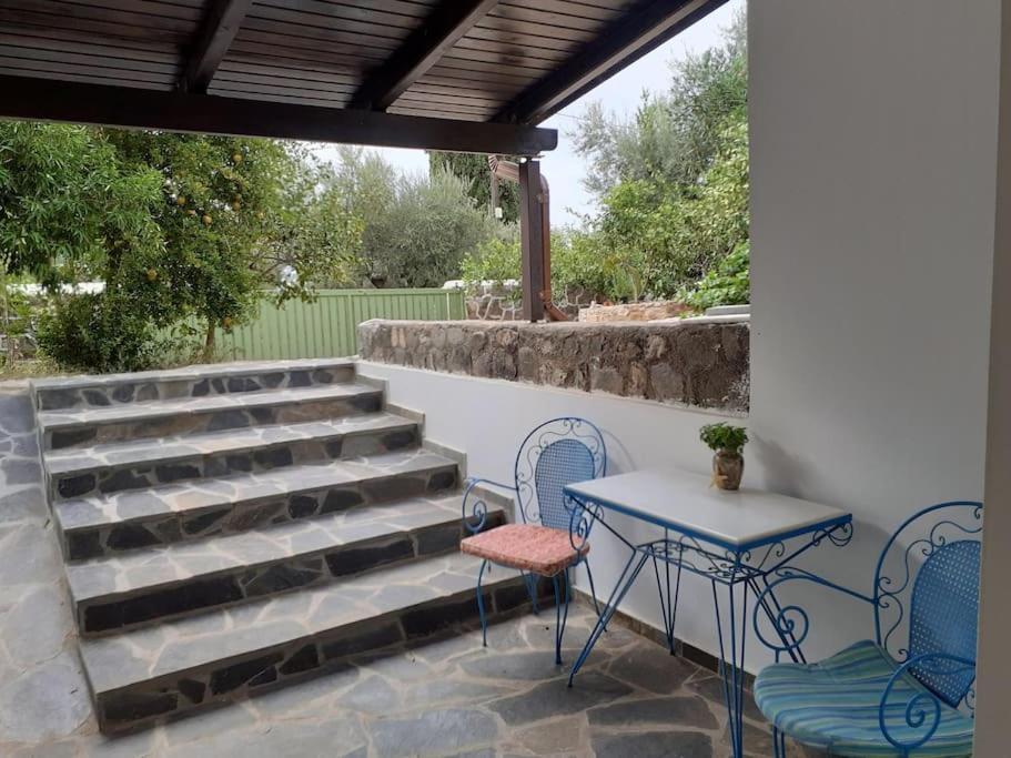 A Modern Farmhouse With Big Garden Trapeza  Luaran gambar
