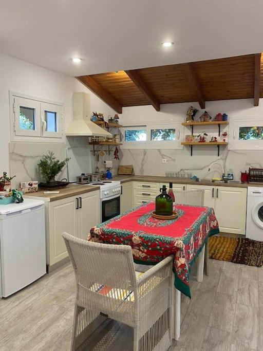 A Modern Farmhouse With Big Garden Trapeza  Luaran gambar