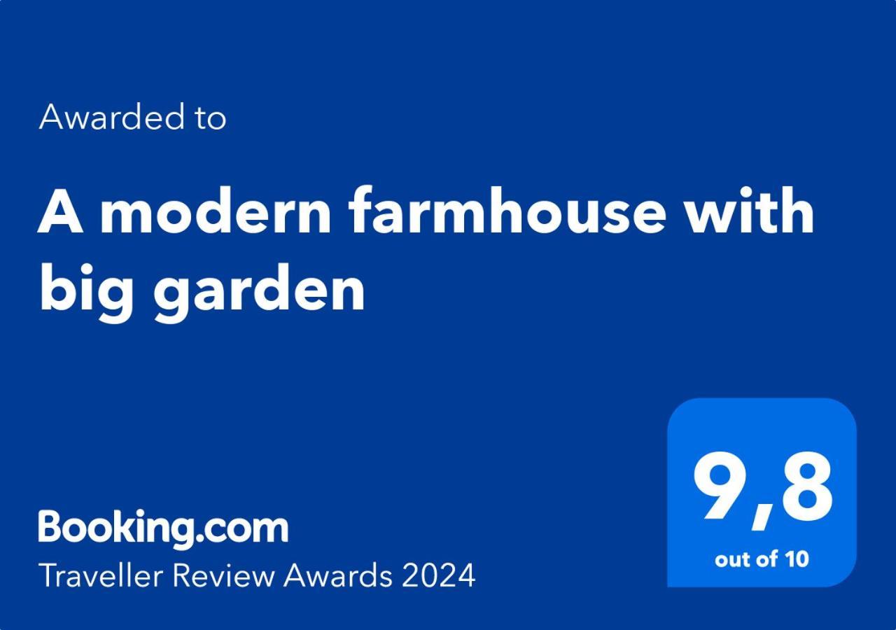 A Modern Farmhouse With Big Garden Trapeza  Luaran gambar